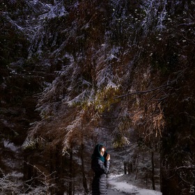 девушка в зимнем лесу